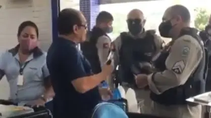 Delegado é PRESO após negar usar máscara e sacar arma para fazer ameaças