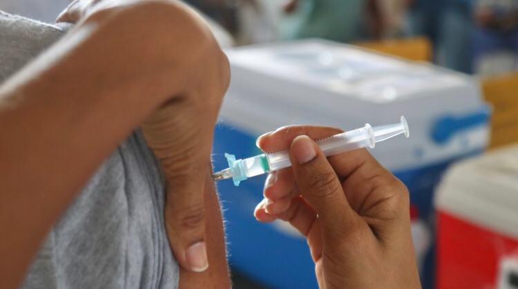 Pontos de vacinação contra Covid-19 em Salvador tem horário ampliado nesta terça (11) thumbnail