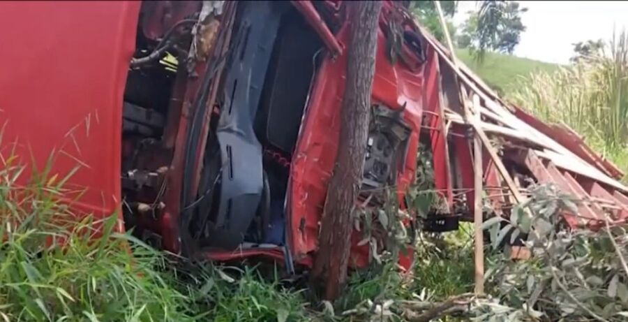 Dois pessoas morrem em grave acidente com caminhão no sudoeste da Bahia thumbnail