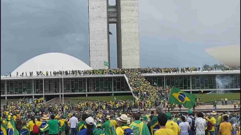 Bolsonaristas radicais invadem Palácio do Planalto e STF, em Brasília