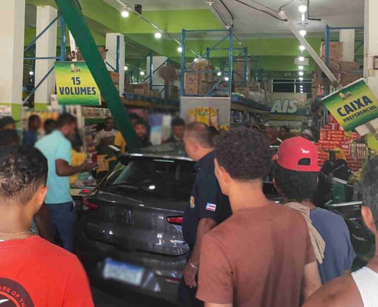 Motorista perde controle da direção e carro invade supermercado no sul da Bahia (VÍDEO)