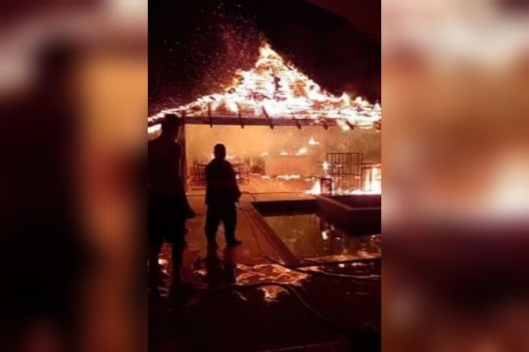Incêndio de grandes proporções atinge casa no extremo sul da Bahia