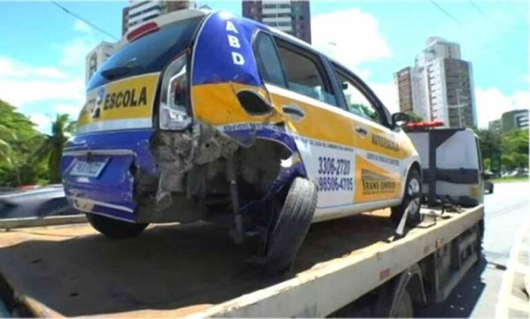Carro cai em córrego após bater em veículo de auto escola na Magalhães Neto