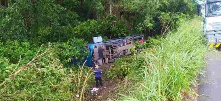 Treze pessoas ficam feridas após ônibus tombar no sul da Bahia