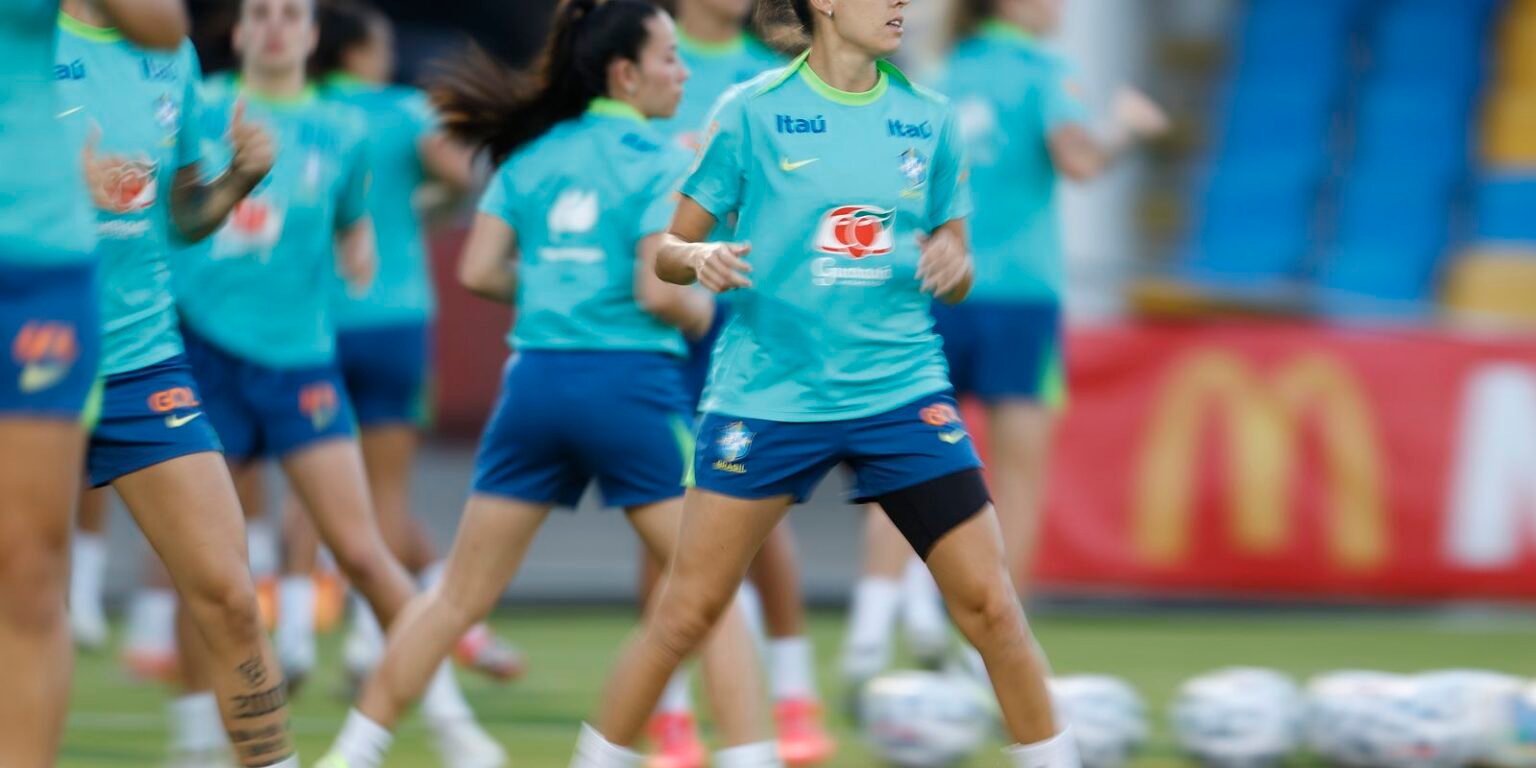 Selecao feminina realiza primeiro treino com todas as convocadas