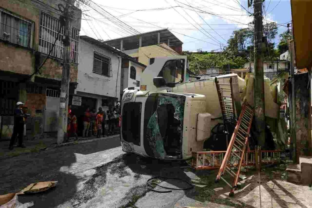 caminhao tombou na ladeira do lobato na manha desta sexta feira 1 2485873 article Easy Resize.com