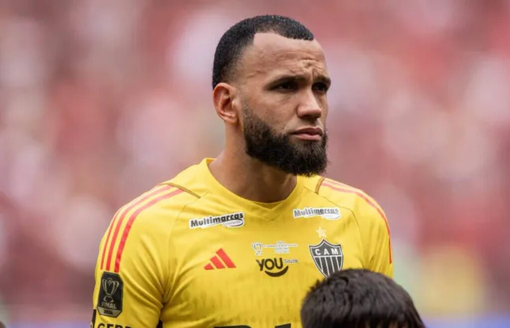 Após negociar com o Bahia, goleiro assina renovação de contrato com o Atlético-MG 1735128164 everson atletico mg bahia