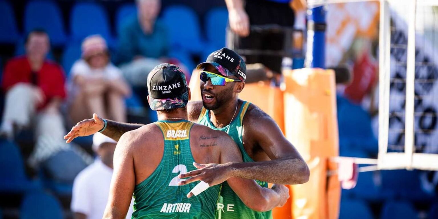 Evandro e Arthur vencem estreia no Finals do volei de