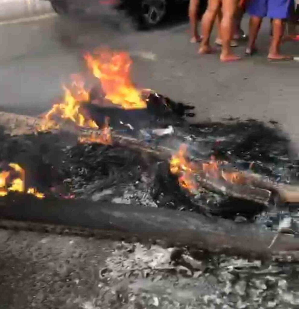 Protesto de ambulantes bloqueia parte de via de acesso ao Festival da Virada Salvador 2025 1 Screenshot 2024 12 29 16 47 38 027 com.whatsapp edit Easy Resize.com