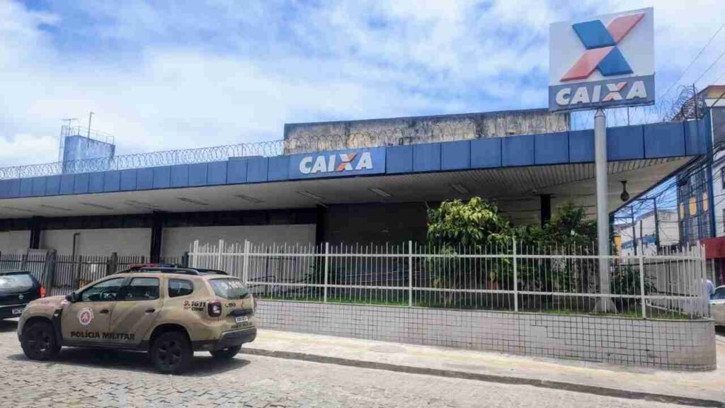 Agência da Caixa Econômica é alvo de assalto no bairro da Calçada, em Salvador salvador noticia bandidos rendem segurancas e assaltam agencia na calcada Easy Resize.com