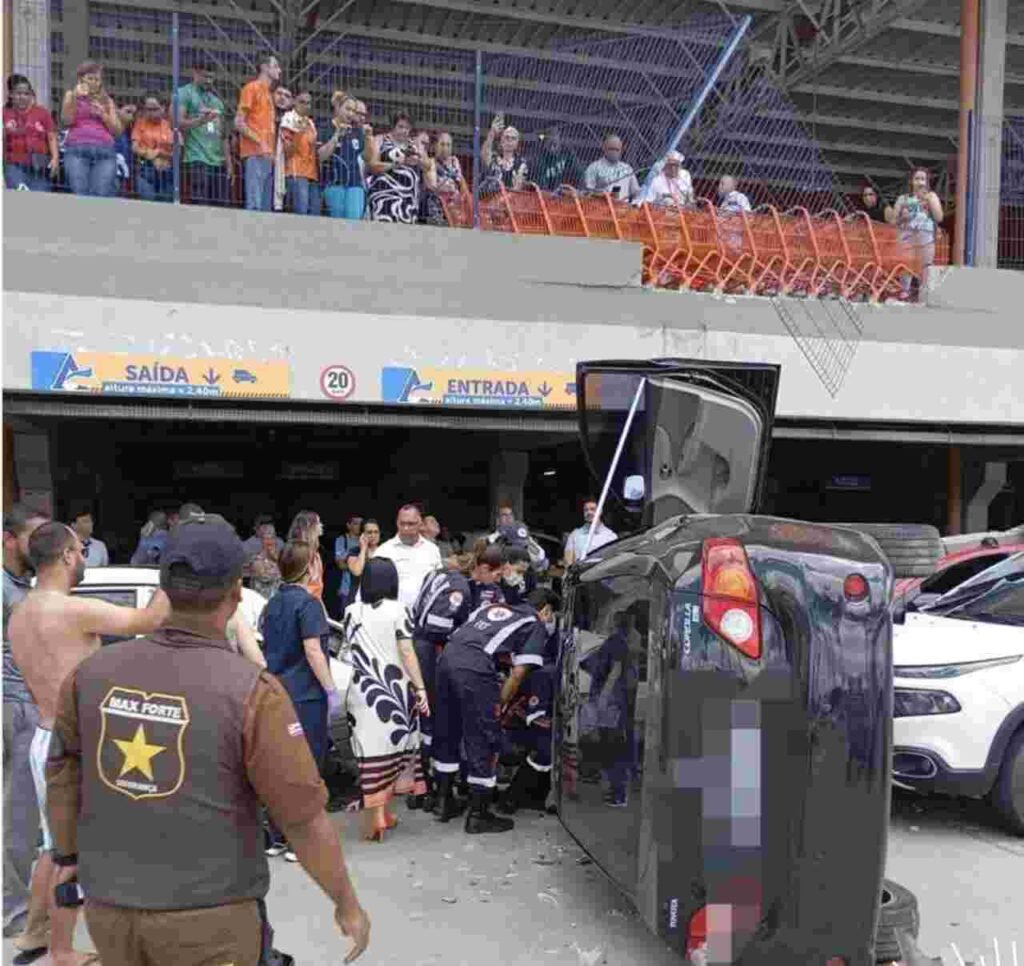 salvador noticia carro cai em estacionamento do atakarejo Easy Resize.com