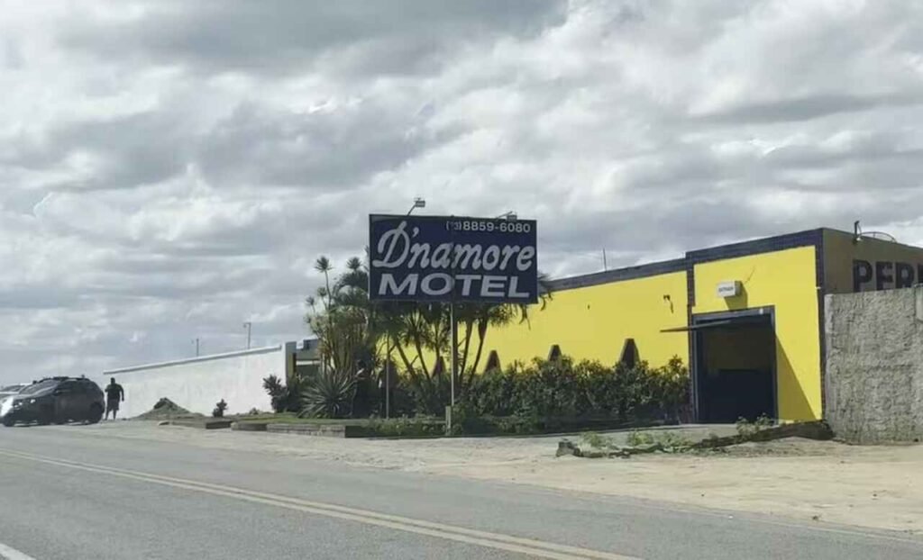 Homem morre em confronto com a PM após fazer companheira e filho reféns em motel na Bahia salvador noticia homem e morto em motel apos fazer mulher e filho refens