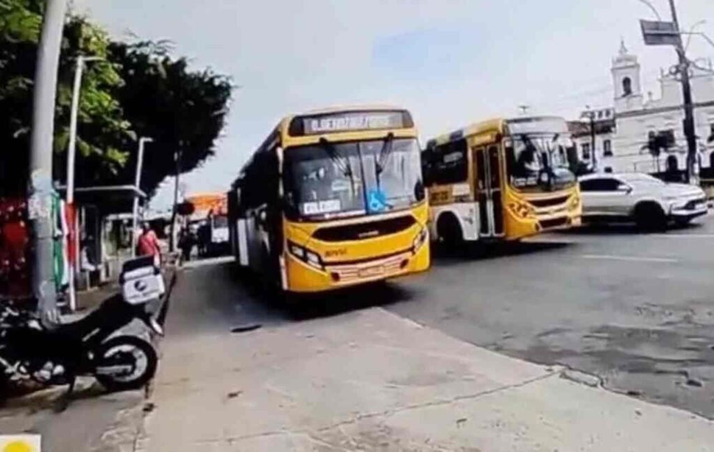 Acidente entre dois onibus deixa nove feridos na A0130287100202501130836 Easy Resize.com