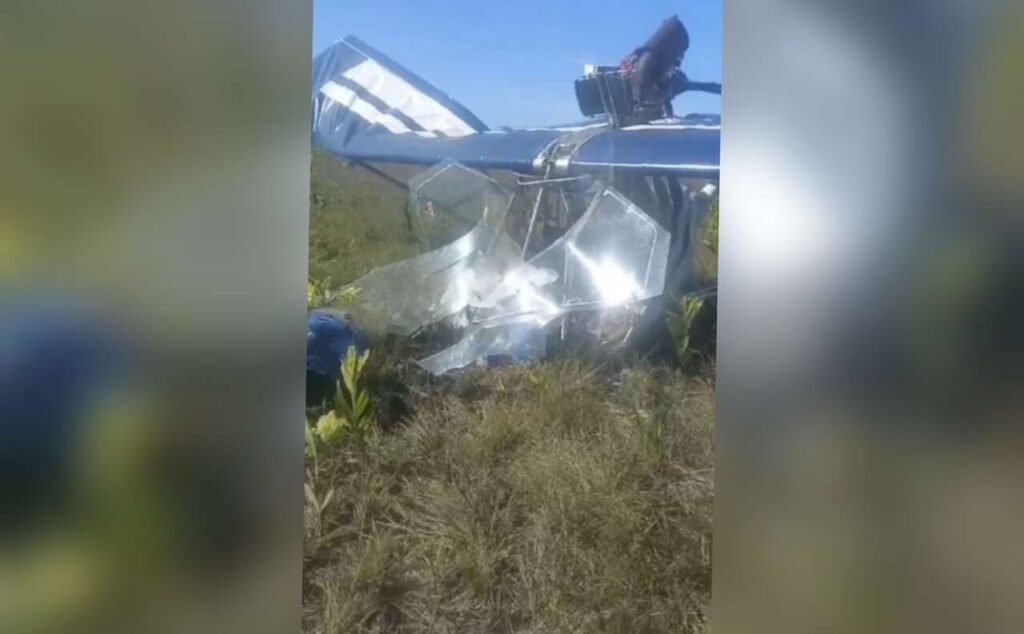 Avião de pequeno porte cai em área de mata no extremo sul da Bahia (Vídeo) GridArt 20250119 170908625 Easy Resize.com