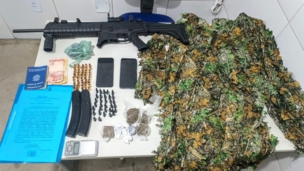 Mulher com uma carabina e drogas é detida pela PM em Macarani Mulher com uma carabina e drogas é detida pela PM em Macarani – Secretaria da Segurança Pública – Bahia