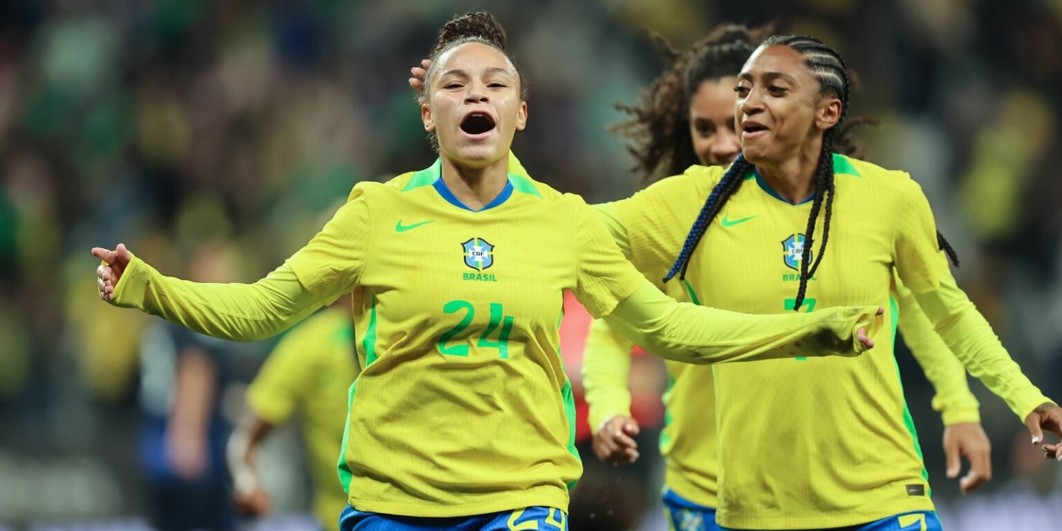 Dudinha brilha e selecao feminina derrota Japao no frio paulistano
