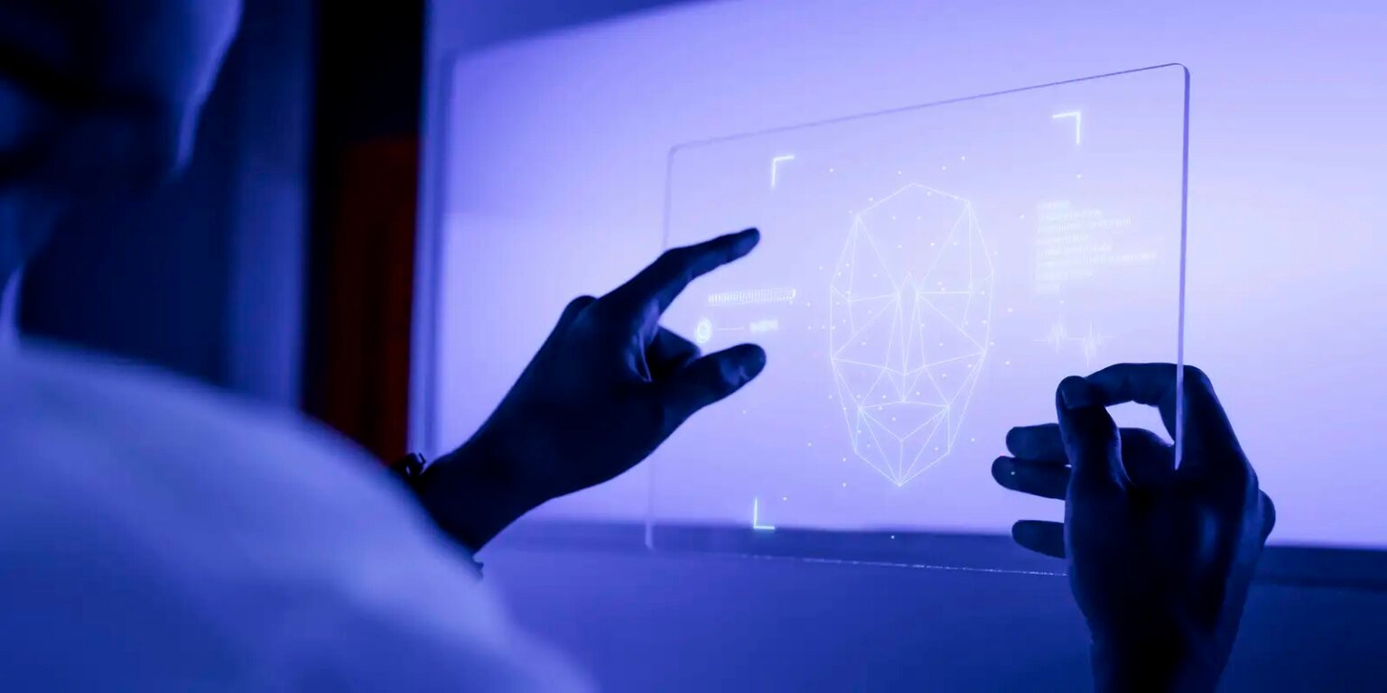 designer usando uma tecnologia futurista de tela de tablet digital transparente