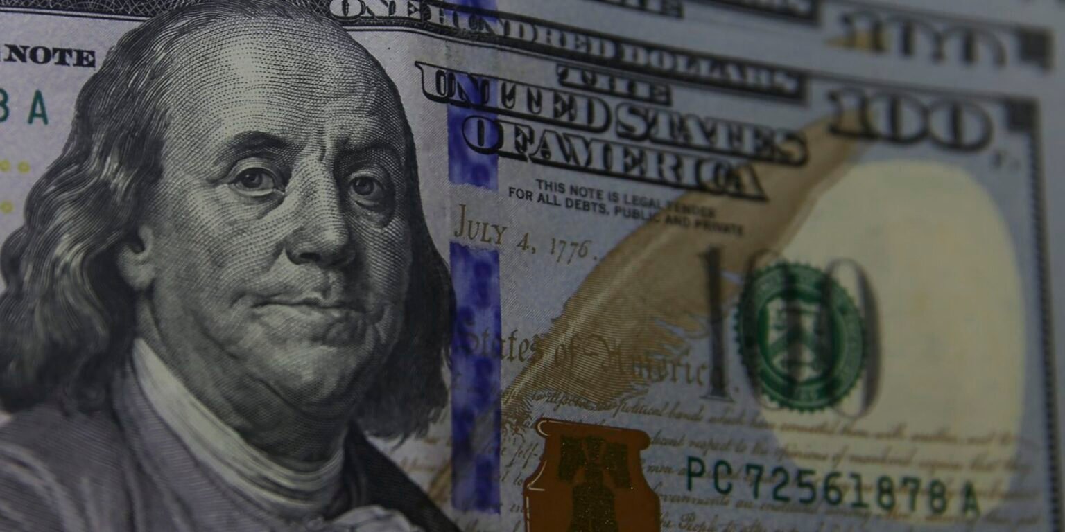 Dólar cai para R$ 5,63 com espera de medidas alternativas ao IOF
