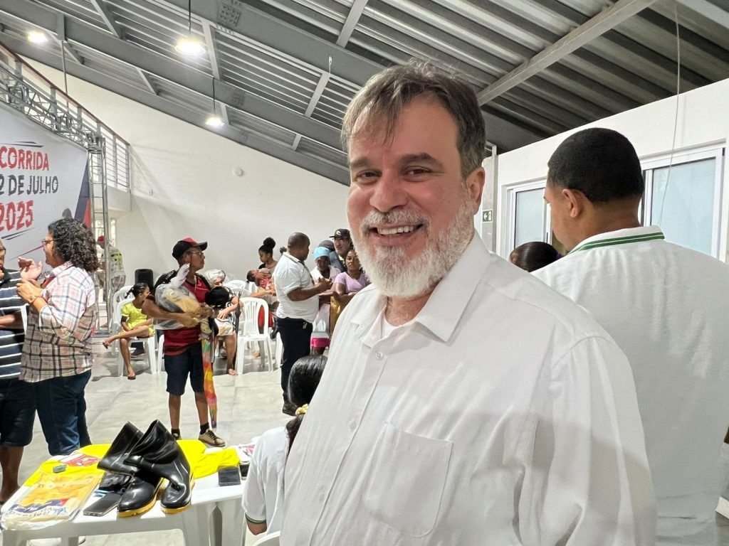 Limpec entrega kits com EPIs a catadores de recicláveis que atuarão no Camaforró 2025 1 camaforro limpec entrega kits epis catadores danilo baqueiro foto wesley sobrinho