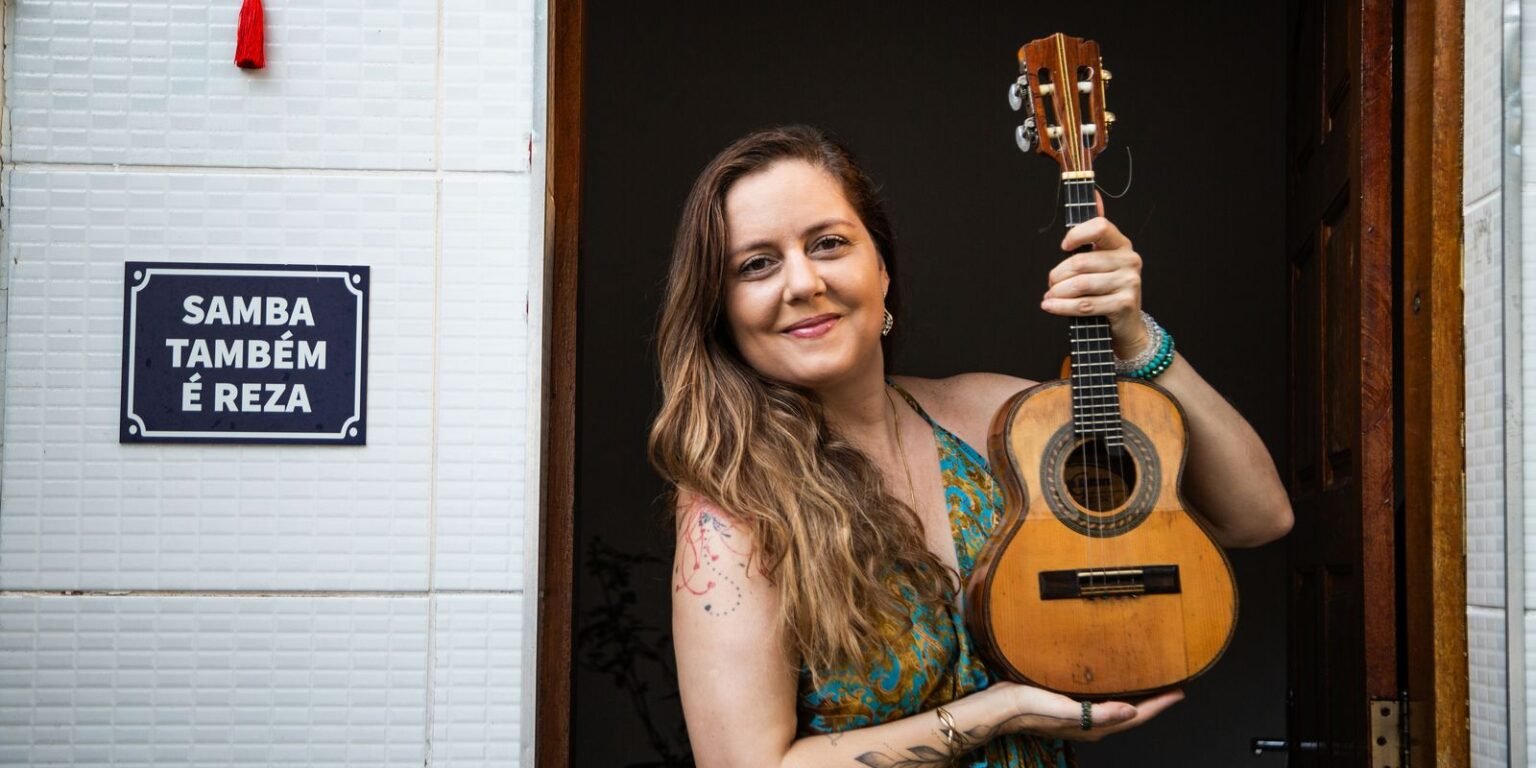Roberta Nistra segue linhagem da mulher sambista que toca cavaquinho cantora roberta nistra02