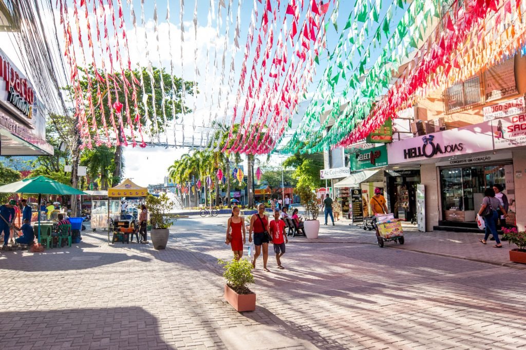 Requalificação da Getúlio Vargas e decoração junina fomentam comércio no Centro de Camaçari 13 comercio sao joao getulio vargas foto juliano sarraf 1