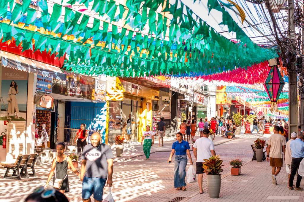Requalificação da Getúlio Vargas e decoração junina fomentam comércio no Centro de Camaçari 14 comercio sao joao getulio vargas foto juliano sarraf 1 6