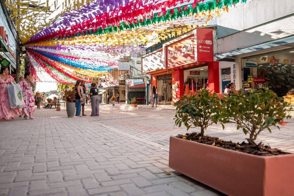 Requalificação da Getúlio Vargas e decoração junina fomentam comércio no Centro de Camaçari 2 comercio sao joao getulio vargas foto juliano sarraf