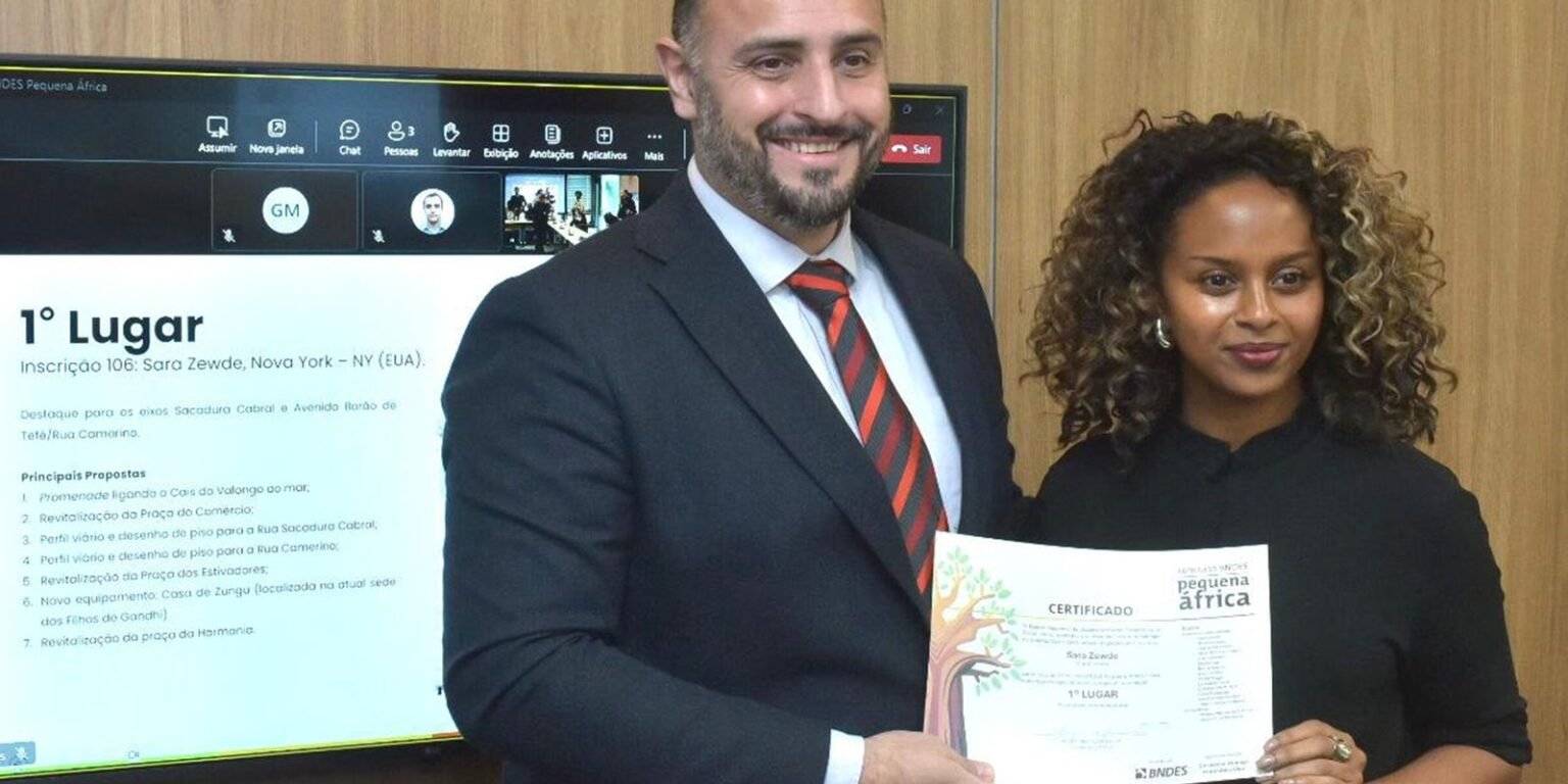 Arquitetos negros são escolhidos para intervenções na Pequena África sara zewde recebe o certificado das maos de leonardo campos gerente do bndes credito andre telles