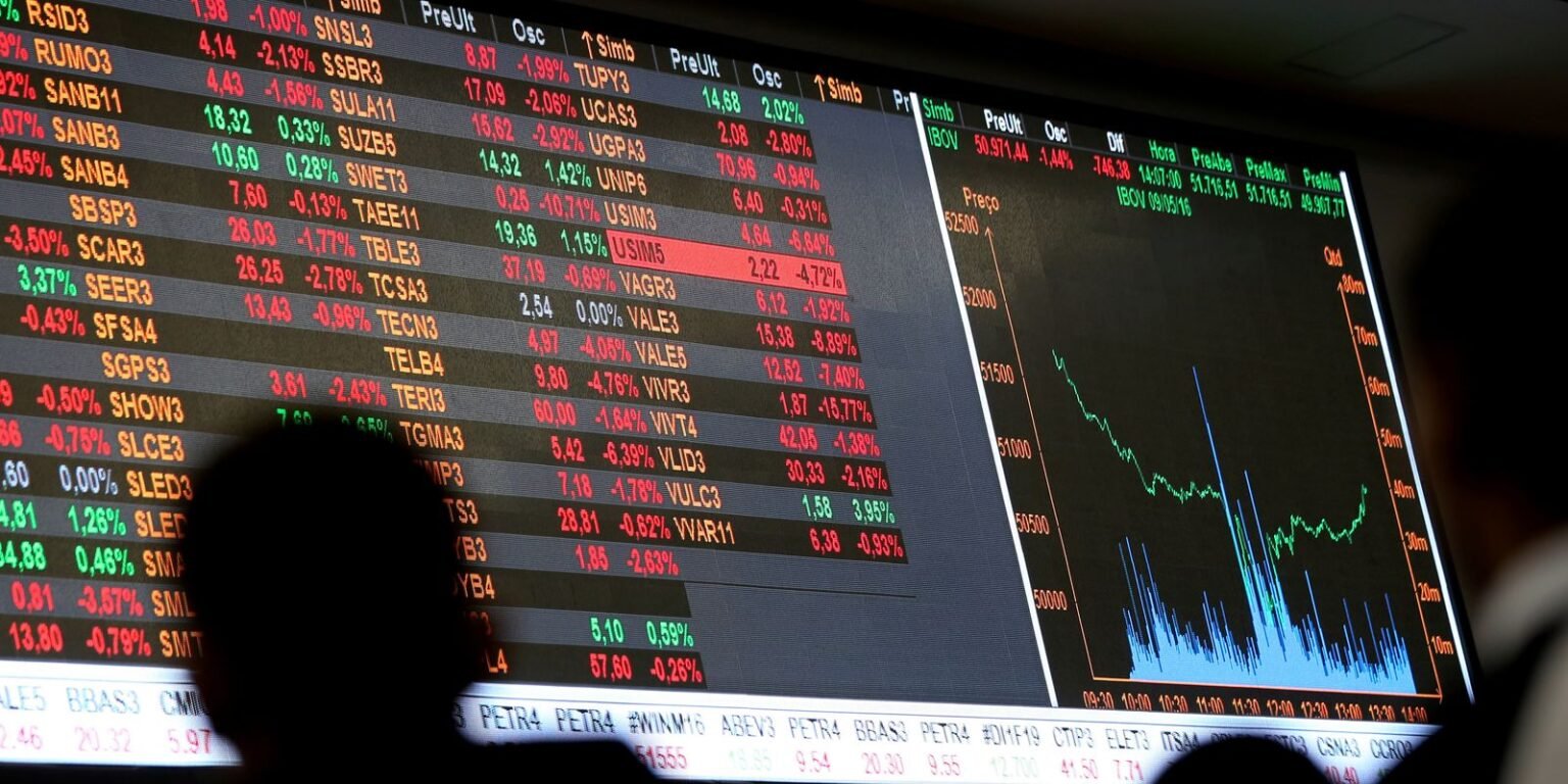 Bolsa sobe 1,04% e fecha no maior nível em quase dois meses