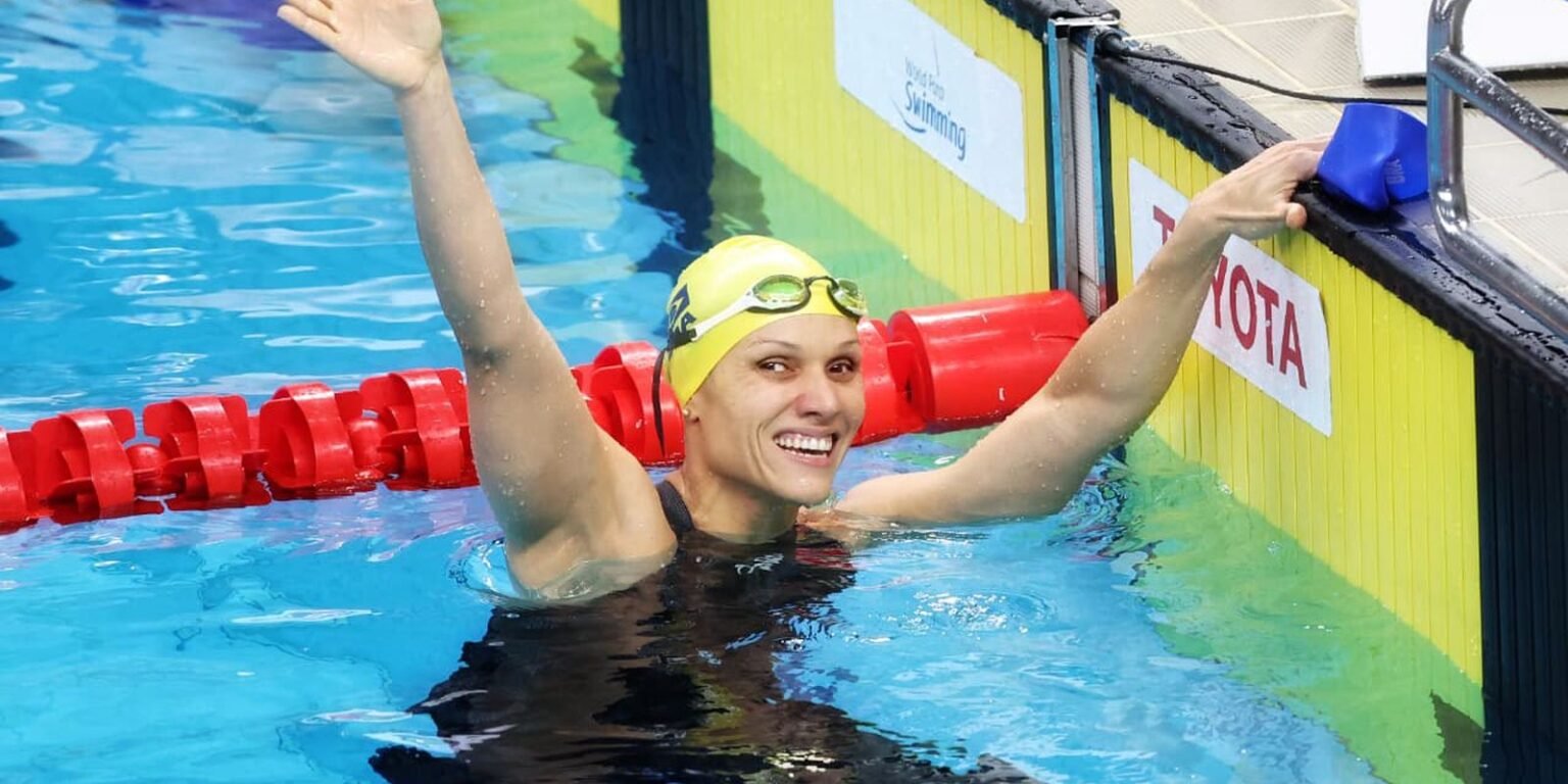 Carol Santiago e tricampea mundial dos 100m costas em Singapura