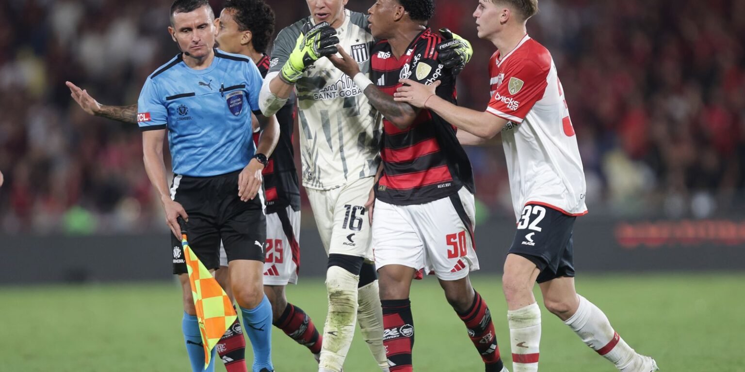 Conmebol anula 2o amarelo e libera Plata para defender o