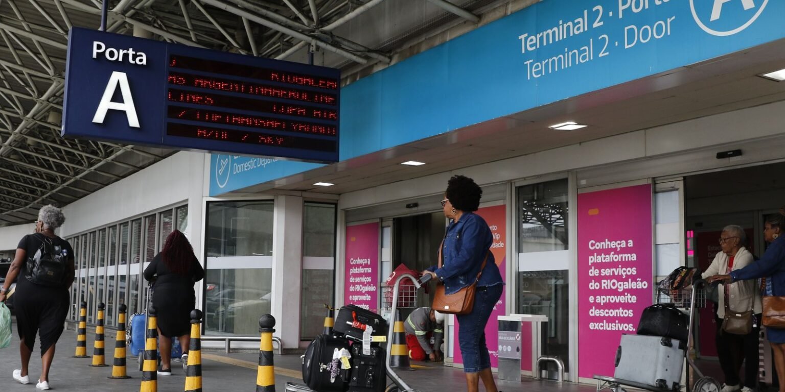 Aéreas flexibilizam remarcação de voos para RJ após operação policial Aéreas flexibilizam remarcação de voos para RJ após operação policial