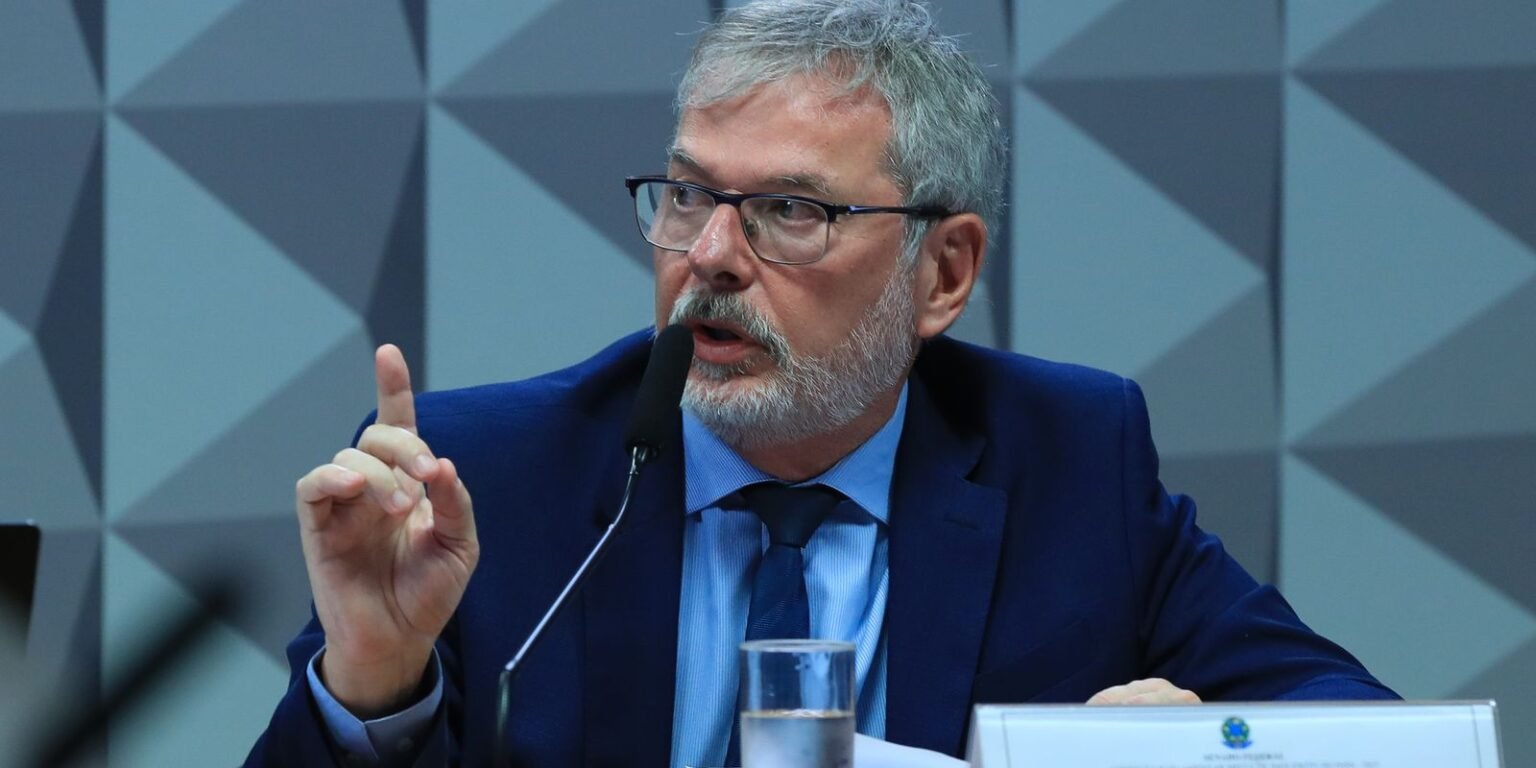 Ex-diretor do INSS nega vínculo político em depoimento à CPI lula2979