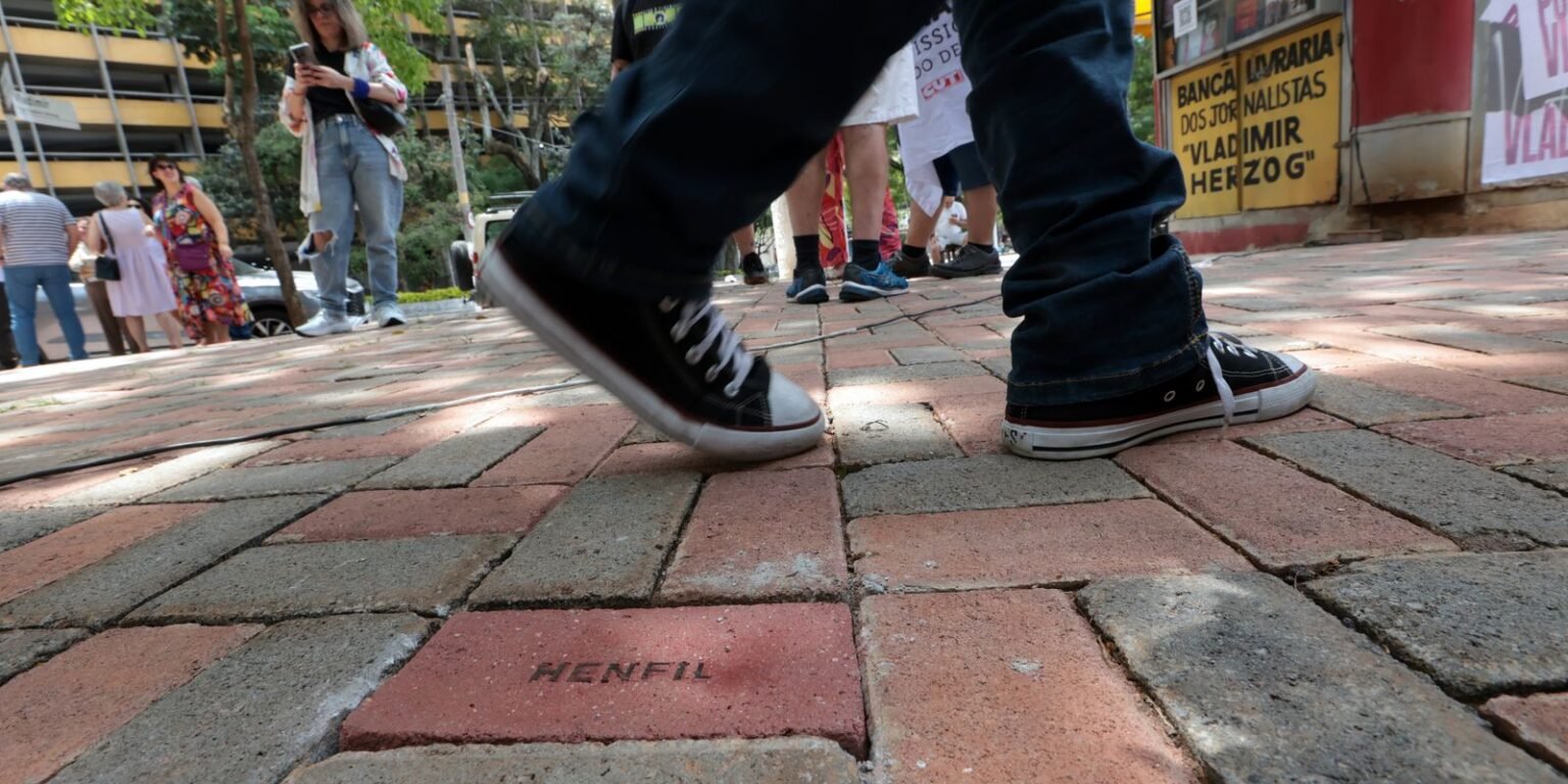 Calçadão em SP homenageia personalidades que lutaram pela democracia pint8697