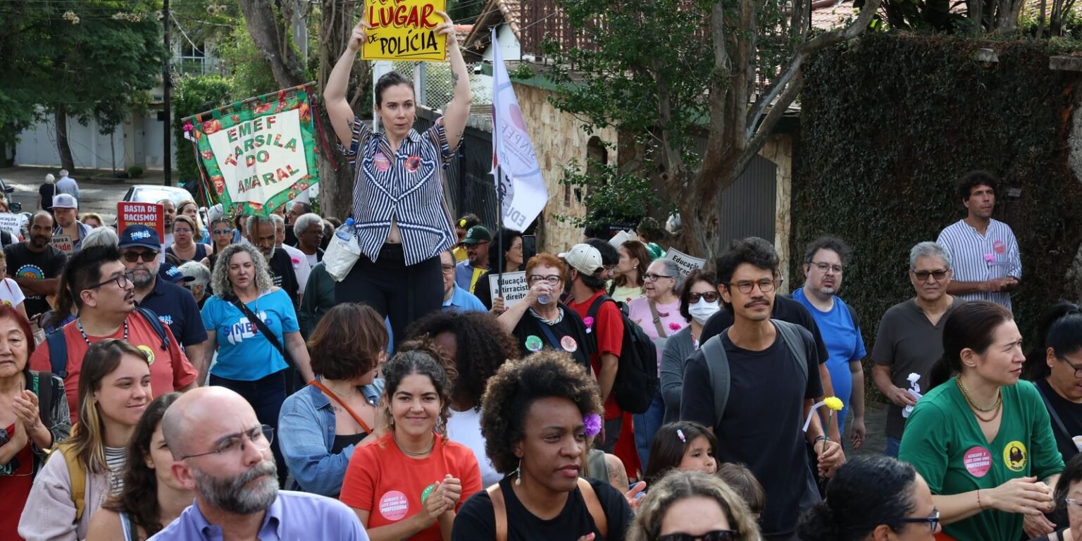Manifestantes protestam contra entrada de PMs armados em escola de SP 0g0a7402 0