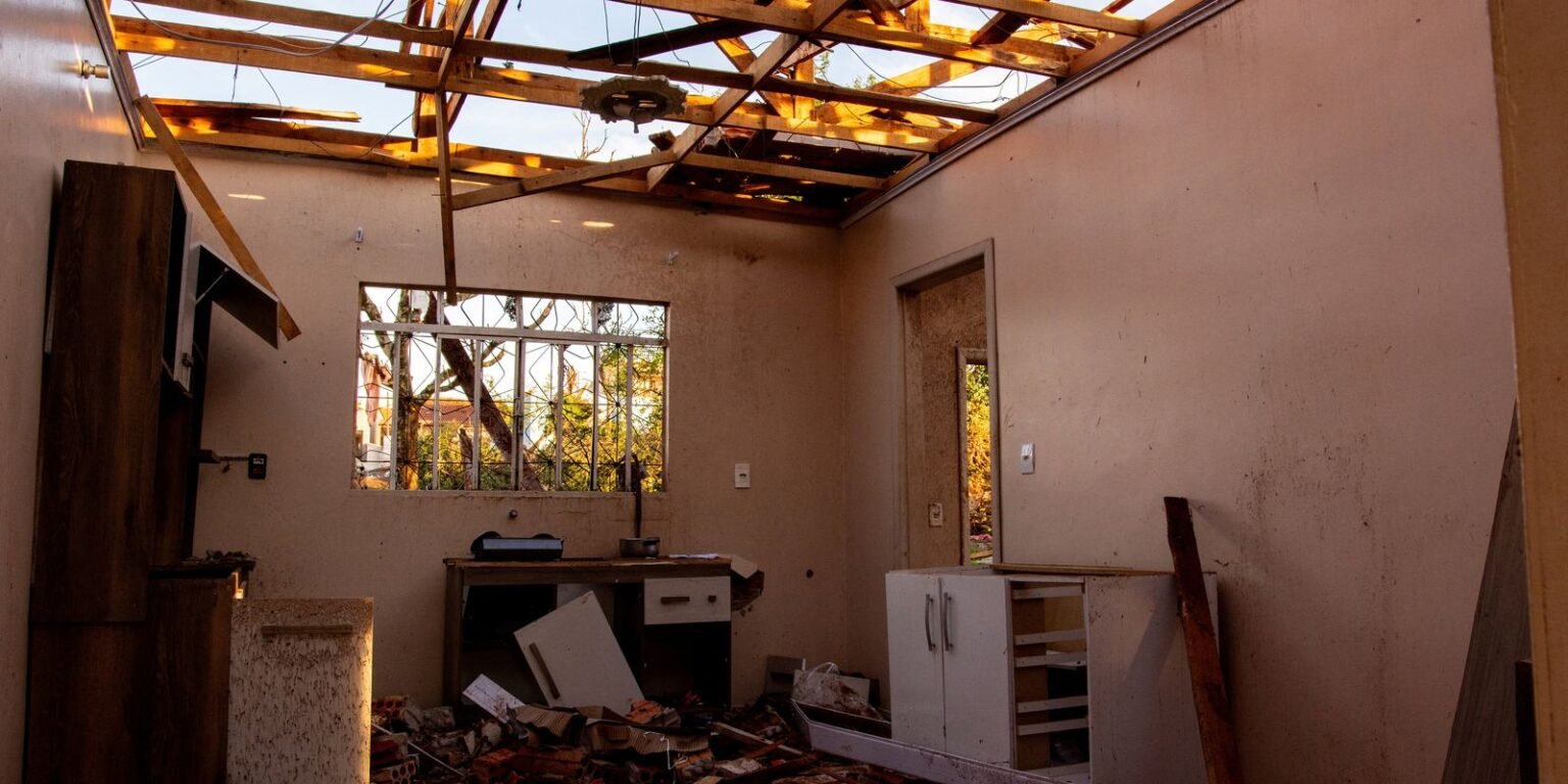 Após tornado, Rio Bonito do Iguaçu começa trabalhos de reconstrução 2025 11 09t155142z 1000636398 rc2ushar296r rtrmadp 3 brazil weather tornado