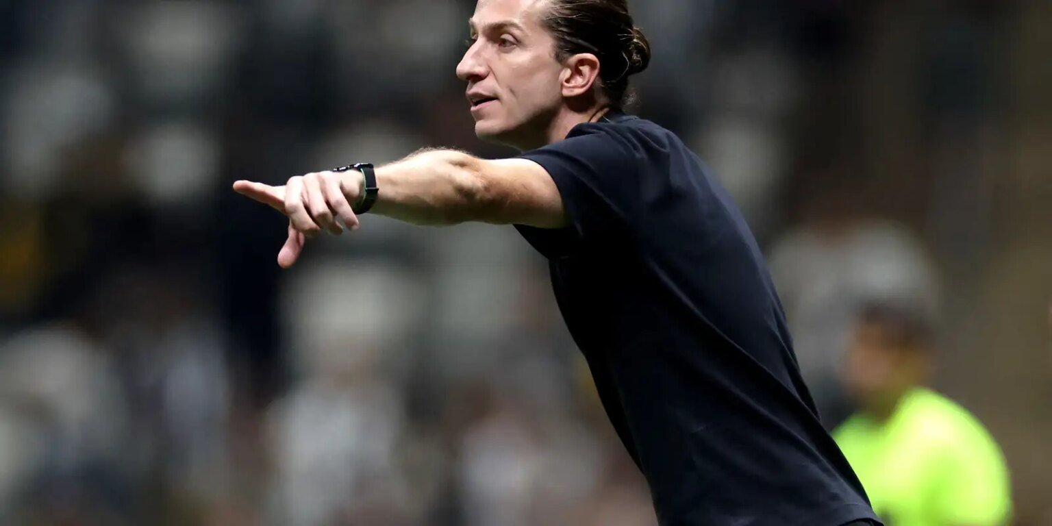 Filipe Luís afirma que sempre acreditou no título da Libertadores 2025 11 26t020324z 1834480649 up1elbq05pn4b rtrmadp 3 soccer brazil aml fla