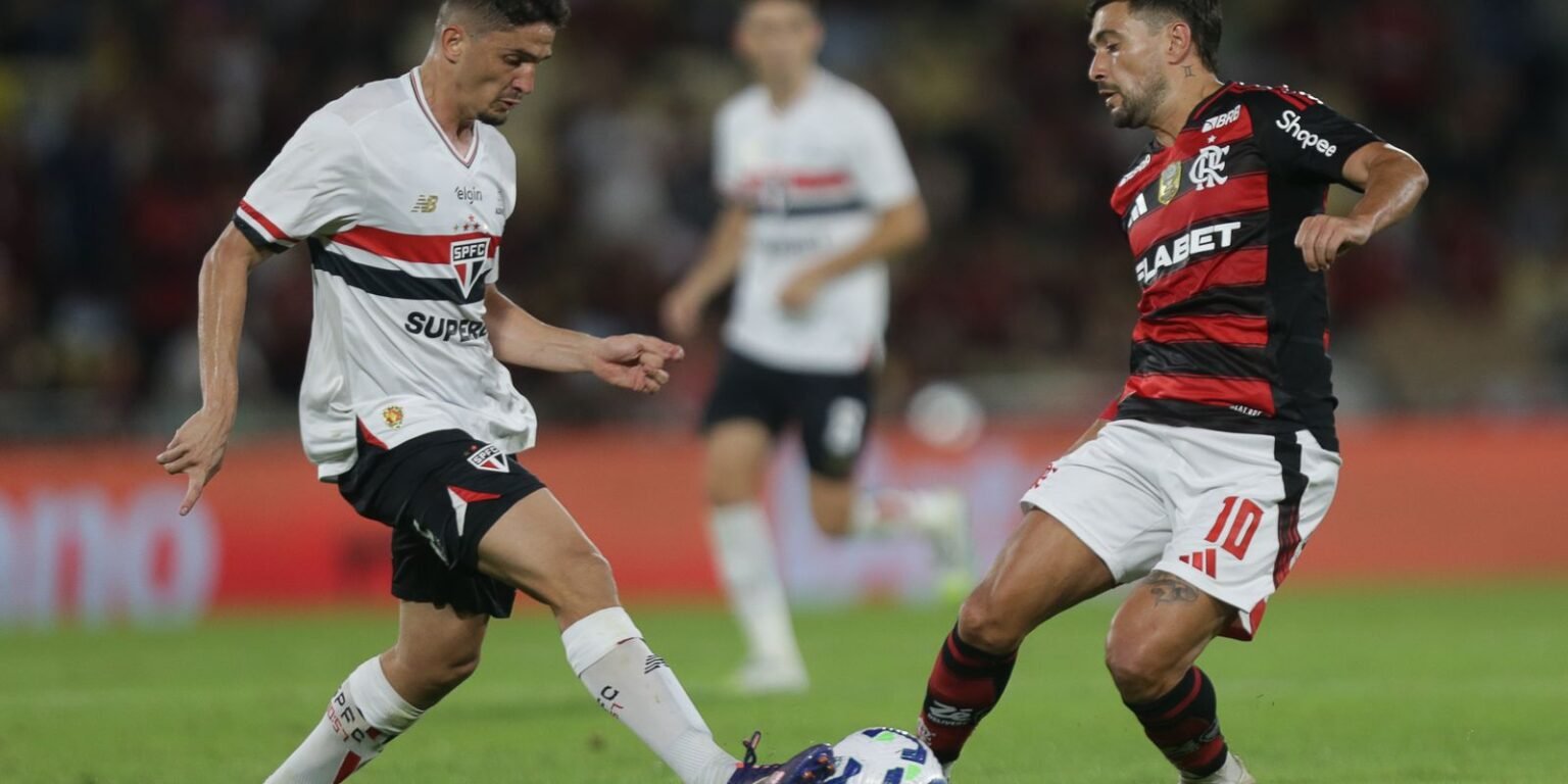 Buscando a lideranca do Brasileiro Flamengo enfrenta o Sao Paulo