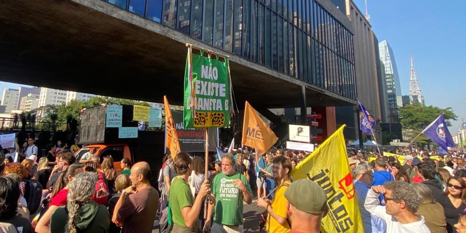 Organizações temem que Congresso derrube vetos do “PL da Devastação” manifestantes em sp afirmam que pl da devastacao e grande retrocesso ambiental02