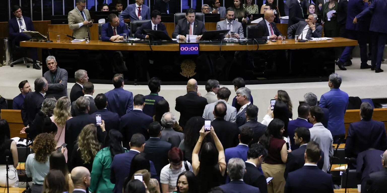 Câmara retoma trabalhos após retirada à força de Braga 0d9a1100