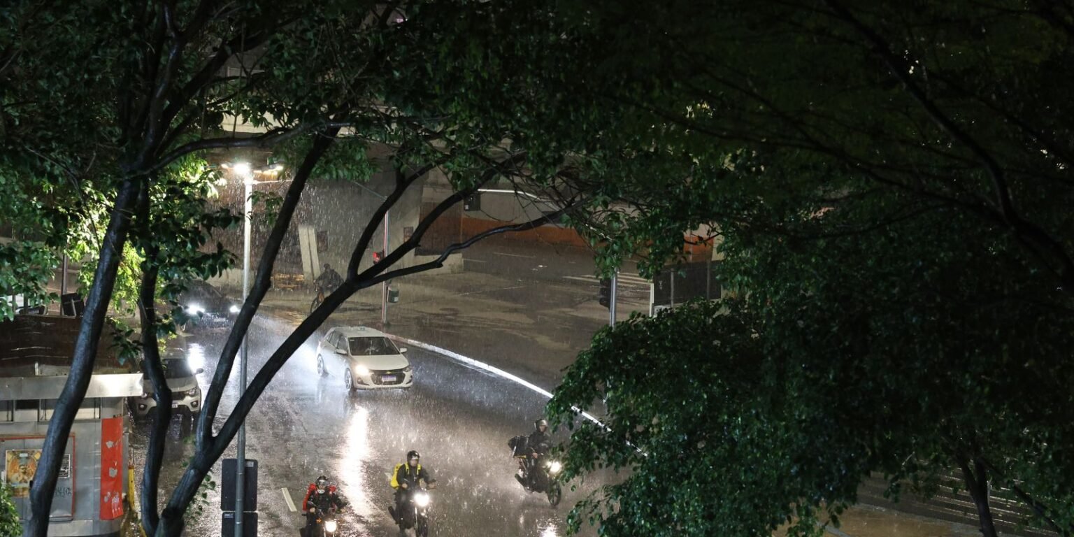 Após temporal, muro desaba em Franca (SP) e mata uma pessoa 0g0a8783