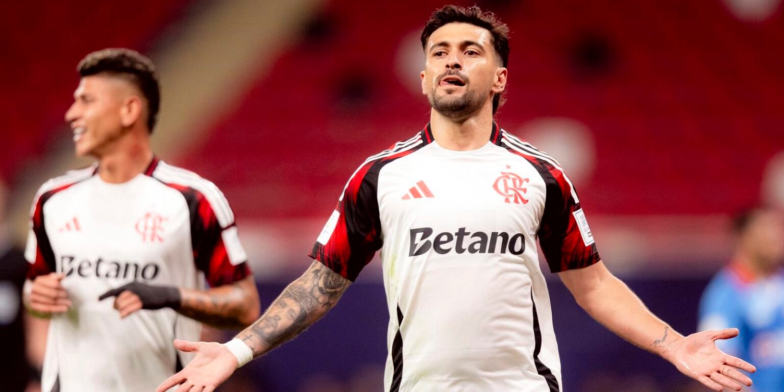 Arrascaeta brilha e Flamengo avanca a semi da Copa Intercontinental