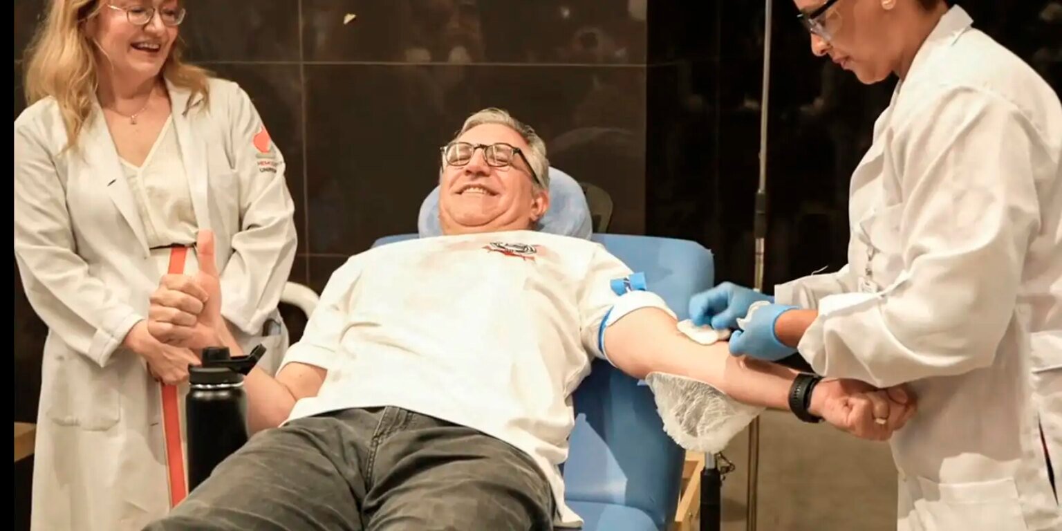 Padilha doa sangue e marca início da vacinação contra vírus sincicial alexandre padilha doa sangue