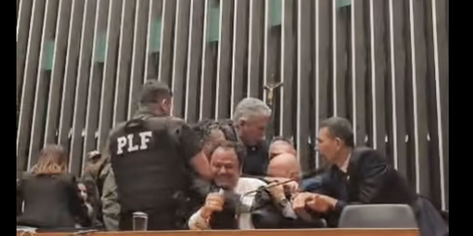 Entidades criticam retirada da imprensa na Câmara deputado glauber braga1