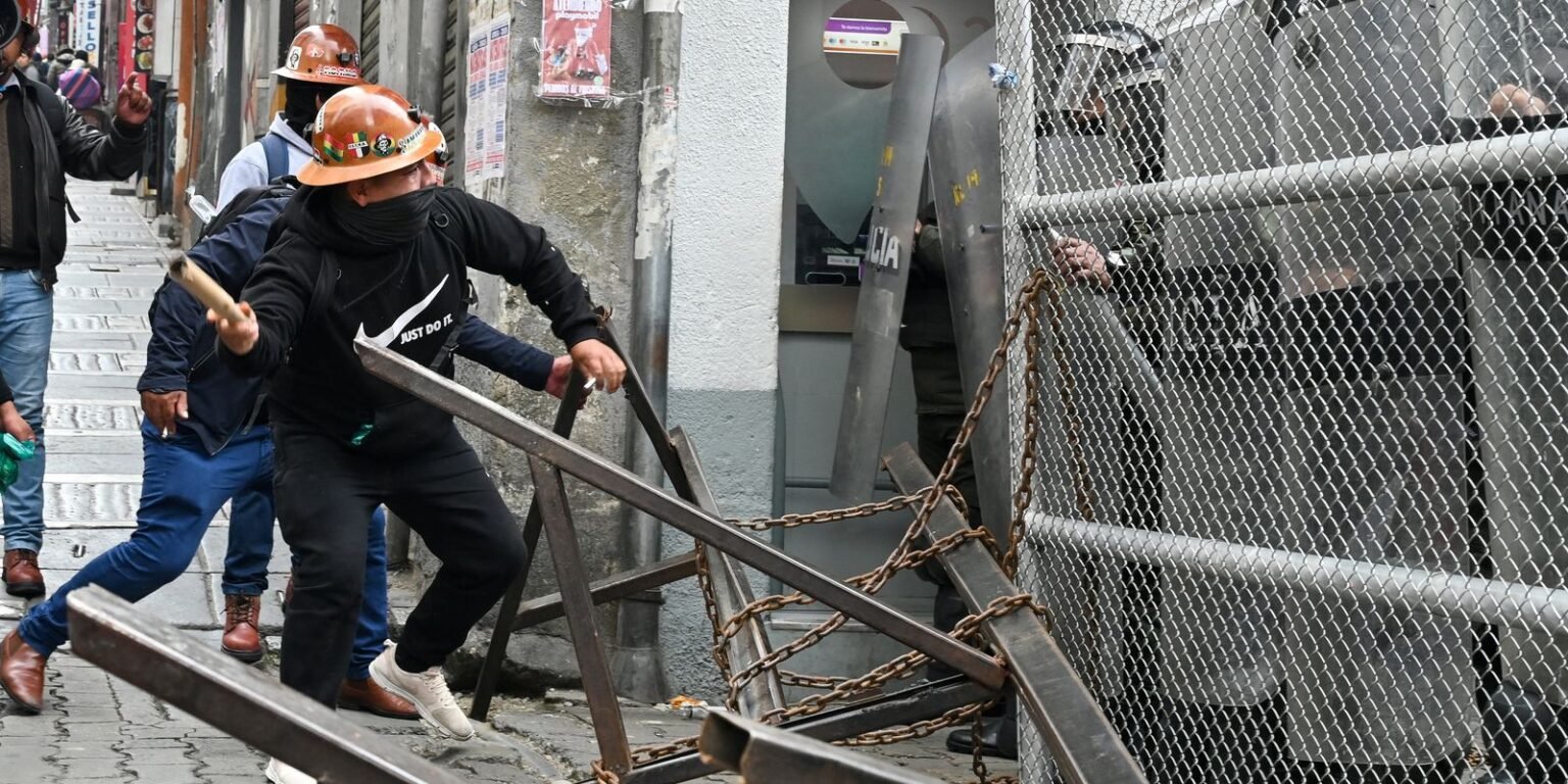 2025 12 30t211709z 1854855694 rc23ria0gjas rtrmadp 3 bolivia fuel protest