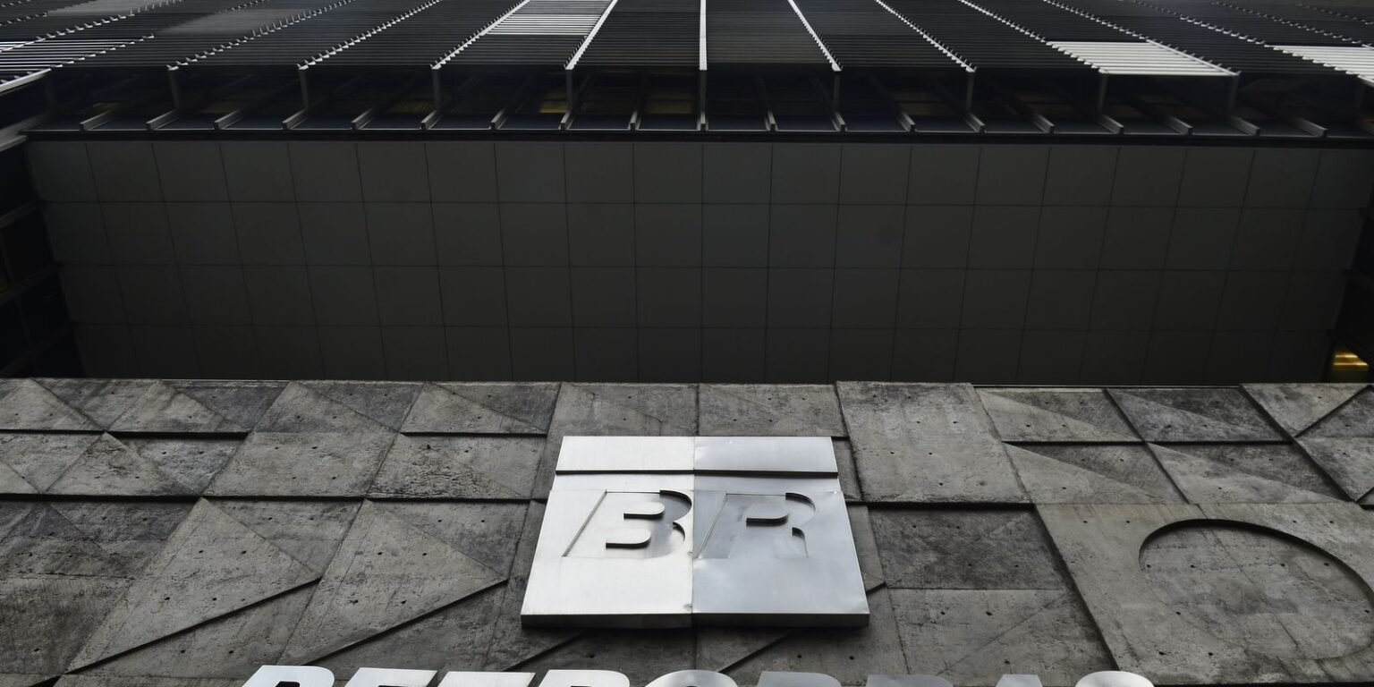 Petrobras reduz preço da gasolina em 5,2% a partir desta terça