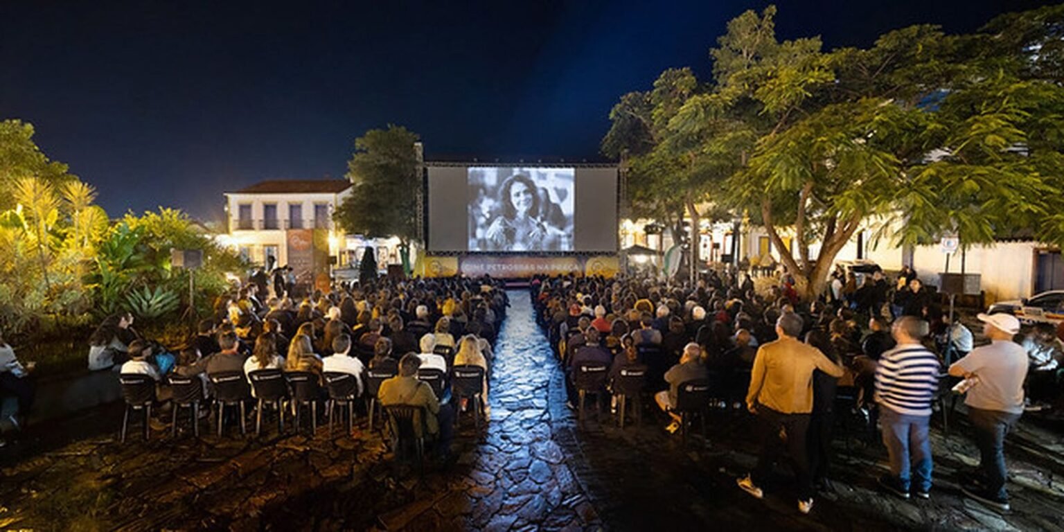 Sessão na praça emociona público da Mostra Tiradentes cinema na praca filme querido mundo credito divulgacao universo
