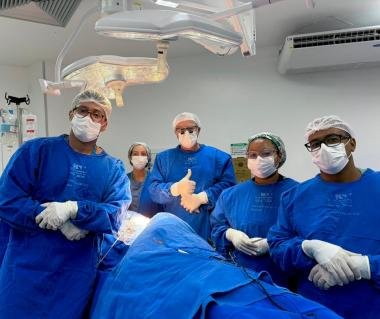 Hospital do Subúrbio realiza cirurgia de escoliose com técnica inédita no Brasil Foto20DivulgaC3A7C3A3o20Hospital20do20SubC3BArbio