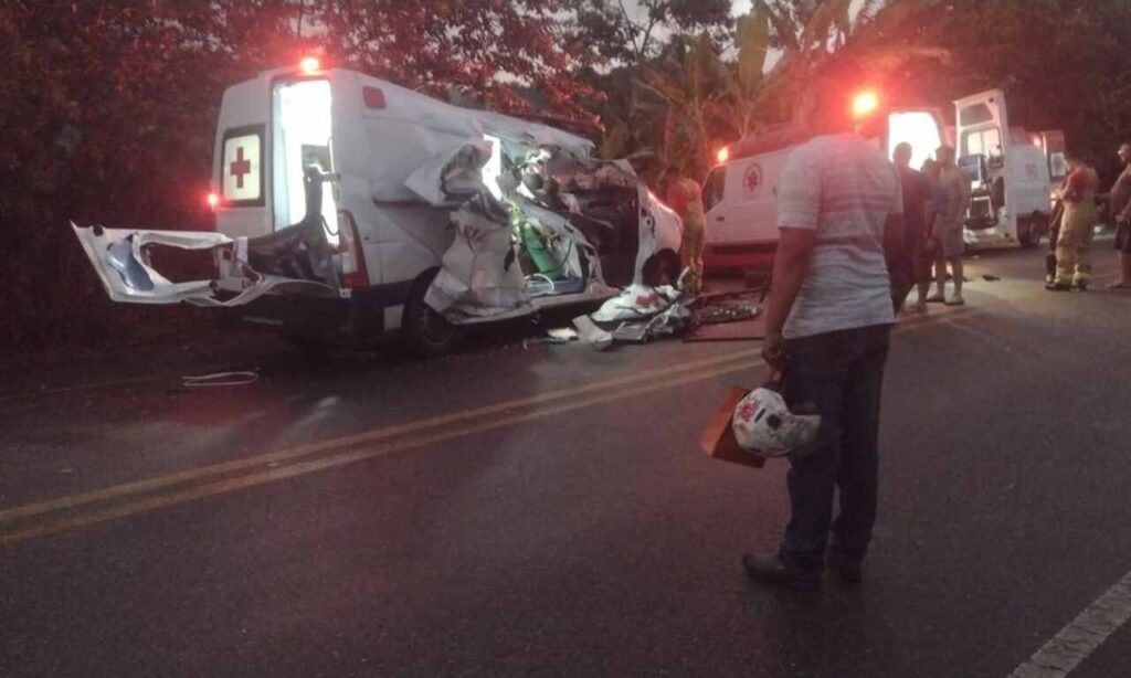Acidente com ambulância, caminhão e caminhonete deixa três mortos na BR-101, no sul da Bahia Acidente entre ambulância e outros dois veículos deixa três pessoas mortas no sul da Bahia — Foto: Reprodução/Redes sociais