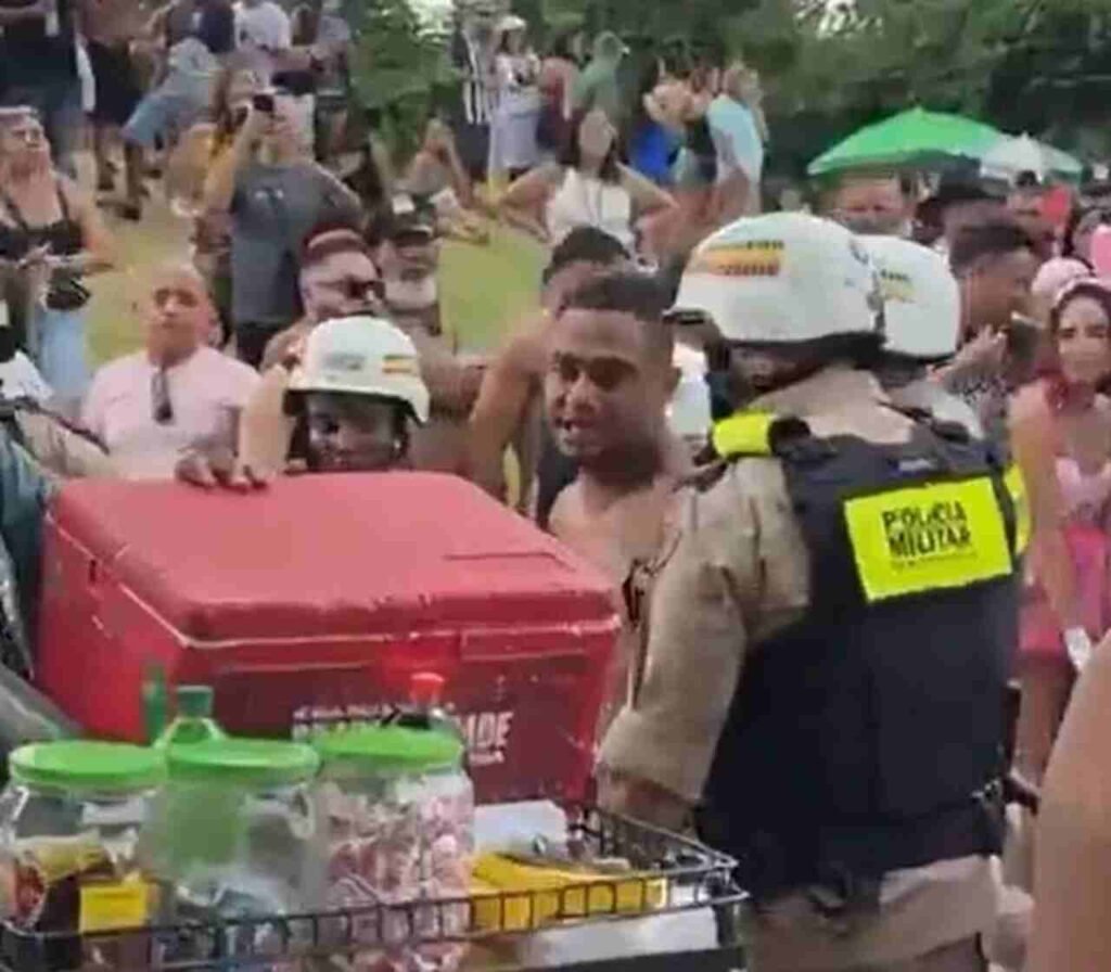 Ex-jogador do Vitória é preso após confusão em bloco de Carnaval em Belo Horizonte ex jogador do vitoria bryan foi preso apos se envolver em uma confusao no carnaval de belo horizonte 3144807 article Easy Resize.com